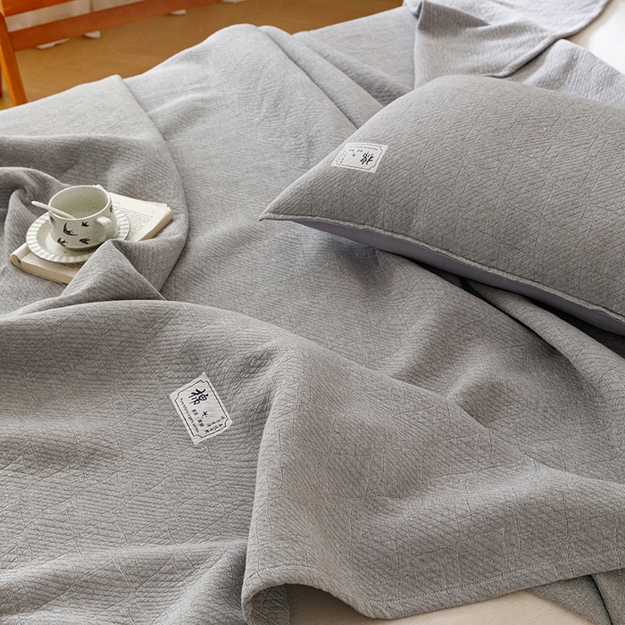 91家纺网 家纺一手货源 找家纺 悦然毛巾被 2026新款素色提花全棉三层纱盖毯毛巾被A类休闲毯 云织棉灰