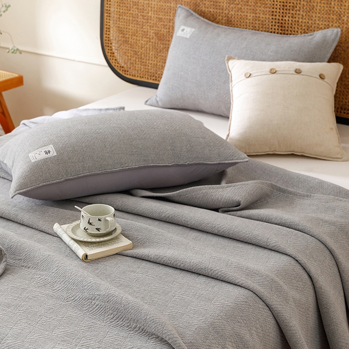 91家纺网 家纺一手货源 找家纺 悦然毛巾被 2026新款素色提花全棉三层纱盖毯毛巾被A类休闲毯 云织棉灰