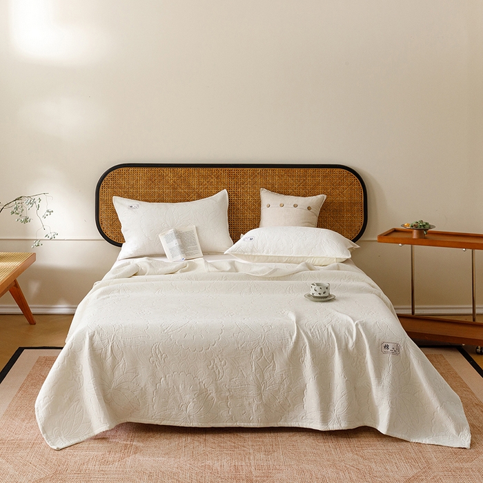 91家纺网 家纺一手货源 找家纺 悦然毛巾被 2026新款素色提花全棉三层纱盖毯毛巾被A类休闲毯 织漫时光白