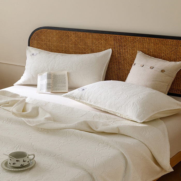 91家纺网 家纺一手货源 找家纺 悦然毛巾被 2026新款素色提花全棉三层纱盖毯毛巾被A类休闲毯 织漫时光白