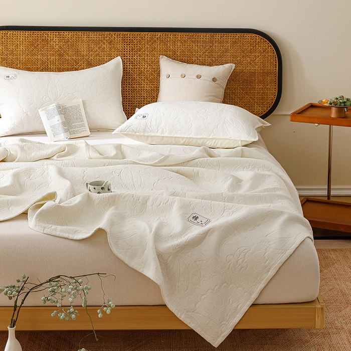 91家纺网 家纺一手货源 找家纺 悦然毛巾被 2026新款素色提花全棉三层纱盖毯毛巾被A类休闲毯 织漫时光白