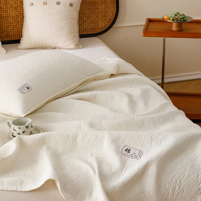 91家纺网 家纺一手货源 找家纺 悦然毛巾被 2026新款素色提花全棉三层纱盖毯毛巾被A类休闲毯 织漫时光白