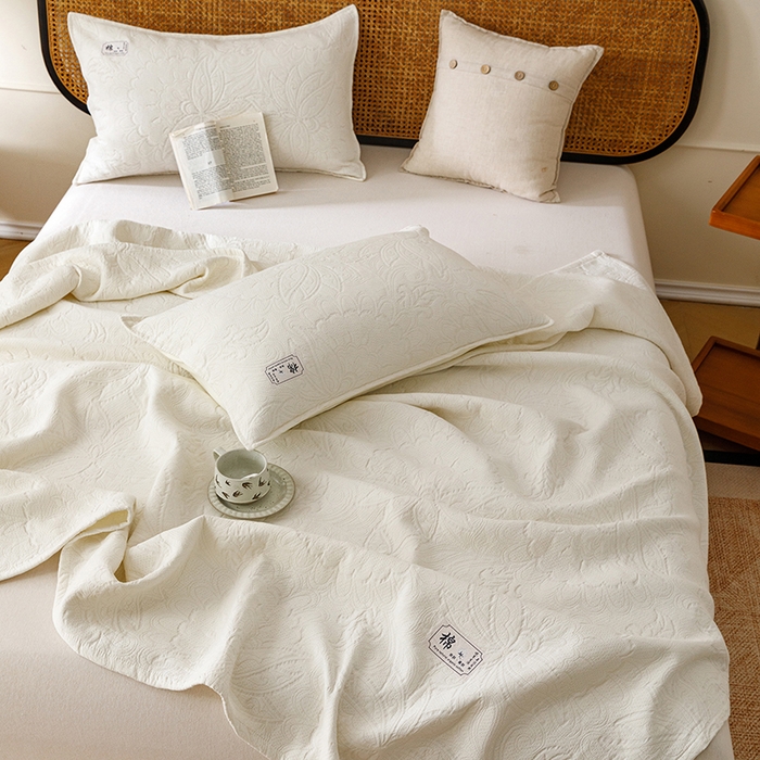 91家纺网 家纺一手货源 找家纺 悦然毛巾被 2026新款素色提花全棉三层纱盖毯毛巾被A类休闲毯 织漫时光白