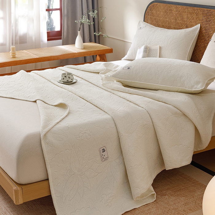 91家纺网 家纺一手货源 找家纺 悦然毛巾被 2026新款素色提花全棉三层纱盖毯毛巾被A类休闲毯 织漫时光白