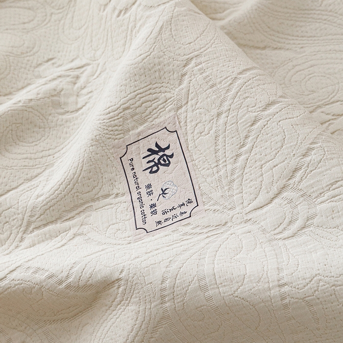 91家纺网 家纺一手货源 找家纺 悦然毛巾被 2026新款素色提花全棉三层纱盖毯毛巾被A类休闲毯 织漫时光白
