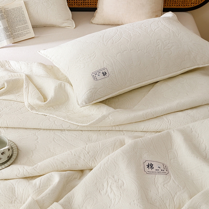 91家纺网 家纺一手货源 找家纺 悦然毛巾被 2026新款素色提花全棉三层纱盖毯毛巾被A类休闲毯 织漫时光白