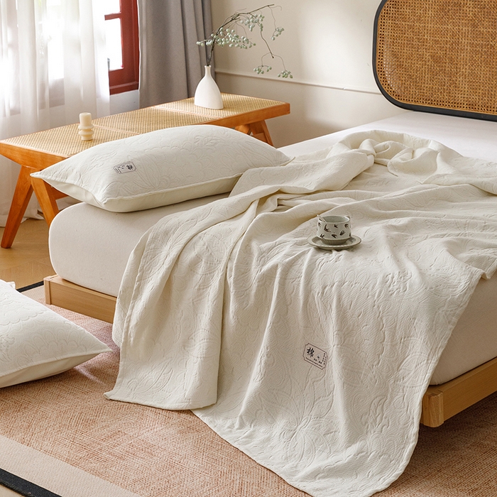 91家纺网 家纺一手货源 找家纺 悦然毛巾被 2026新款素色提花全棉三层纱盖毯毛巾被A类休闲毯 织漫时光白