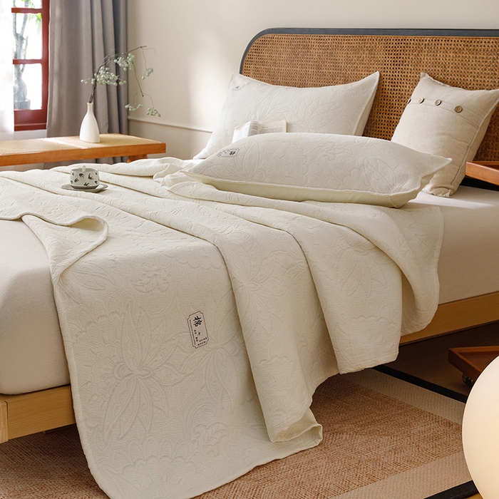 91家纺网 家纺一手货源 找家纺 悦然毛巾被 2026新款素色提花全棉三层纱盖毯毛巾被A类休闲毯 织漫时光白