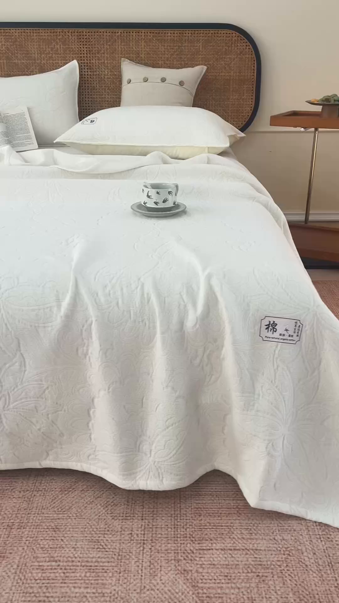 91家纺网 家纺一手货源 找家纺 悦然毛巾被 2026新款素色提花全棉三层纱盖毯毛巾被A类休闲毯 织漫时光白