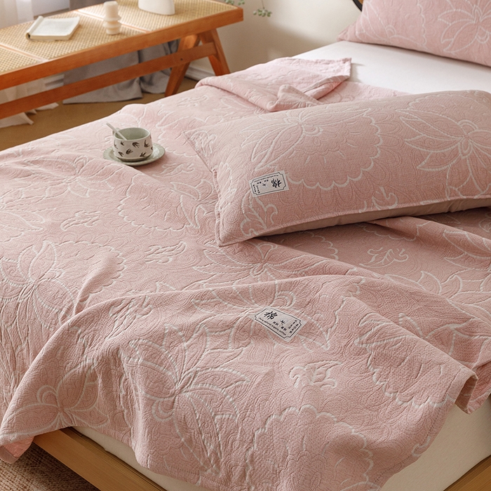 91家纺网 家纺一手货源 找家纺 悦然毛巾被 2026新款素色提花全棉三层纱盖毯毛巾被A类休闲毯 织漫时光粉