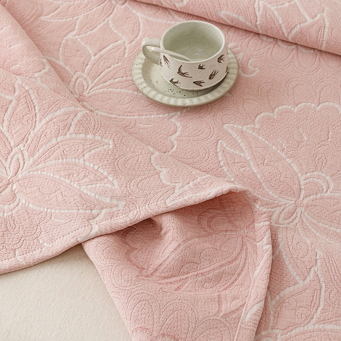91家纺网 家纺一手货源 找家纺 悦然毛巾被 2026新款素色提花全棉三层纱盖毯毛巾被A类休闲毯 织漫时光粉