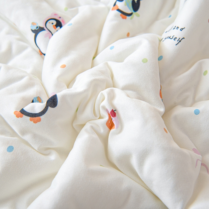 91家纺网 家纺一手货源 找家纺 鱼宝 2026春夏新款儿童针织棉夏被夏凉被空调被 樱桃企鹅