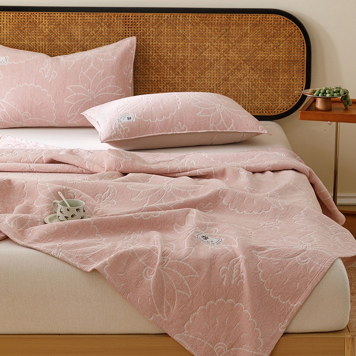 91家纺网 家纺一手货源 找家纺 悦然毛巾被 2026新款素色提花全棉三层纱盖毯毛巾被A类休闲毯 织漫时光粉