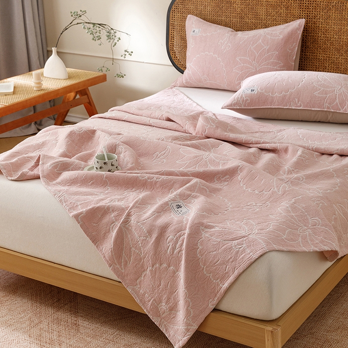 91家纺网 家纺一手货源 找家纺 悦然毛巾被 2026新款素色提花全棉三层纱盖毯毛巾被A类休闲毯 织漫时光粉