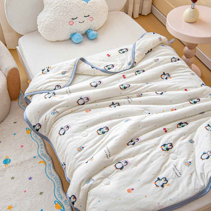 91家纺网 家纺一手货源 找家纺 鱼宝 2026春夏新款儿童针织棉夏被夏凉被空调被 樱桃企鹅