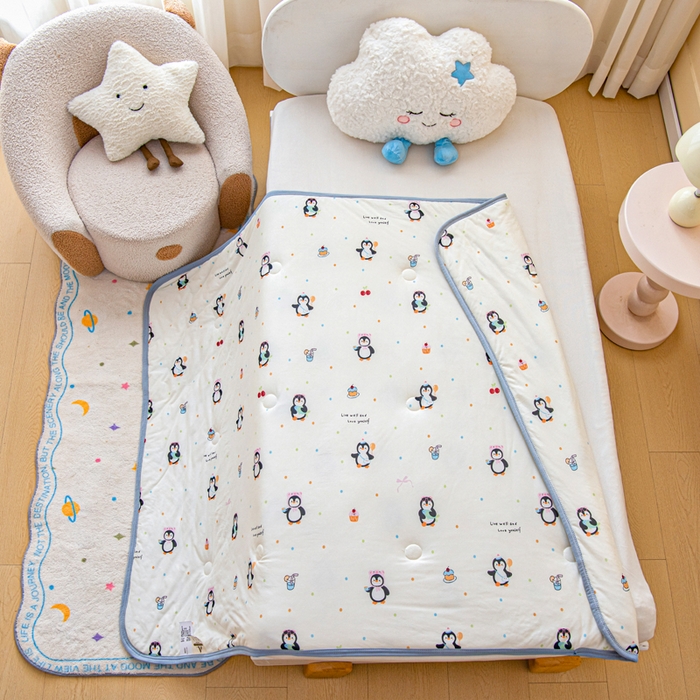 91家纺网 家纺一手货源 找家纺 鱼宝 2026春夏新款儿童针织棉夏被夏凉被空调被 樱桃企鹅