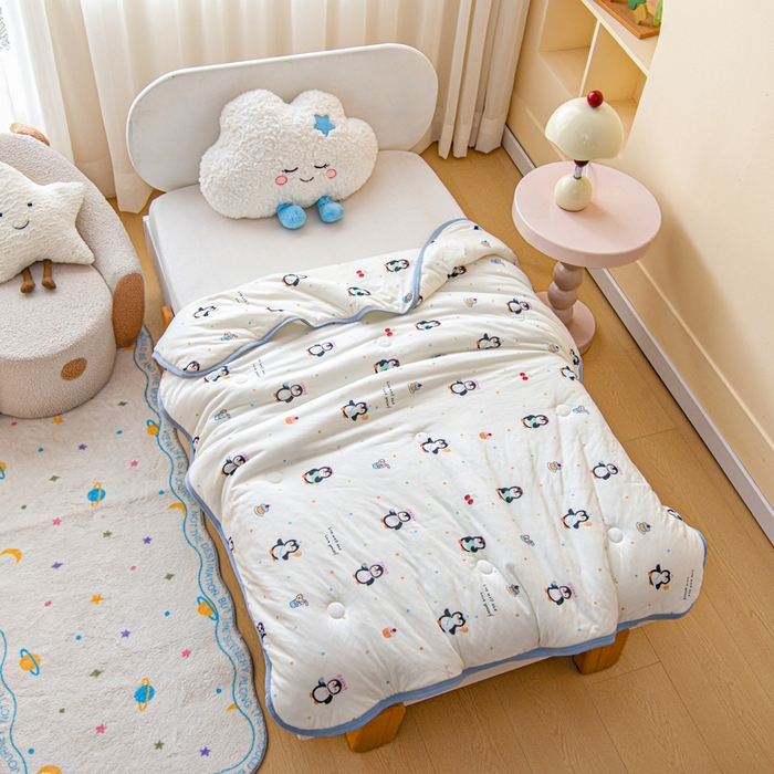 91家纺网 家纺一手货源 找家纺 鱼宝 2026春夏新款儿童针织棉夏被夏凉被空调被 樱桃企鹅