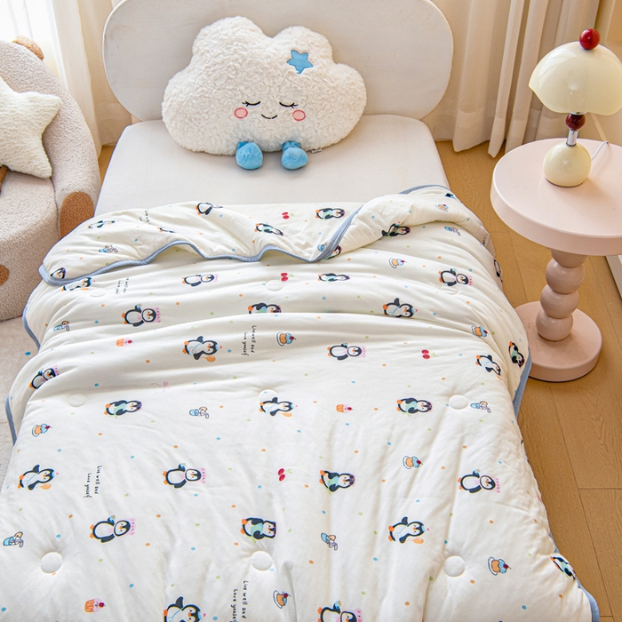 91家纺网 家纺一手货源 找家纺 鱼宝 2026春夏新款儿童针织棉夏被夏凉被空调被 樱桃企鹅