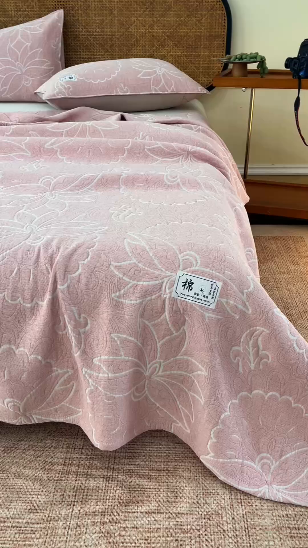 91家纺网 家纺一手货源 找家纺 悦然毛巾被 2026新款素色提花全棉三层纱盖毯毛巾被A类休闲毯 织漫时光粉