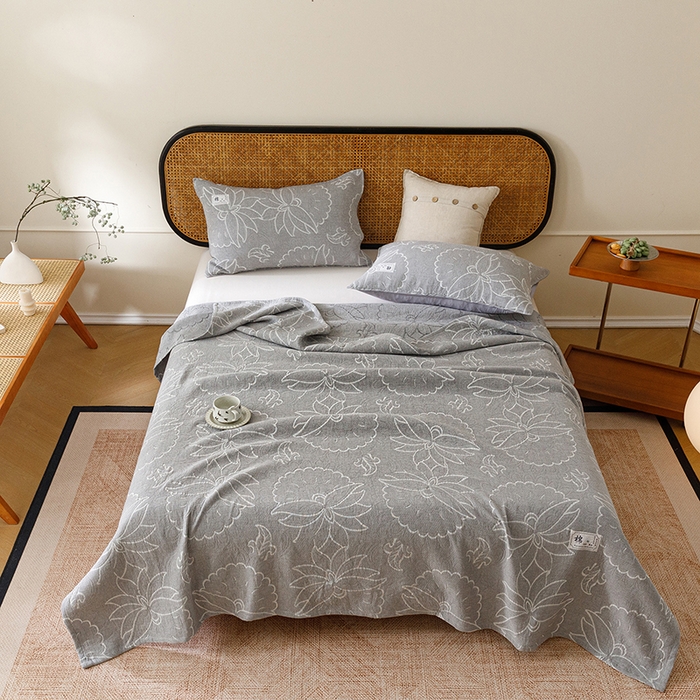 91家纺网 家纺一手货源 找家纺 悦然毛巾被 2026新款素色提花全棉三层纱盖毯毛巾被A类休闲毯 织漫时光灰