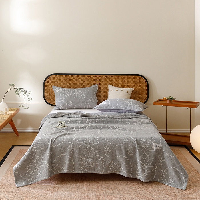 91家纺网 家纺一手货源 找家纺 悦然毛巾被 2026新款素色提花全棉三层纱盖毯毛巾被A类休闲毯 织漫时光灰