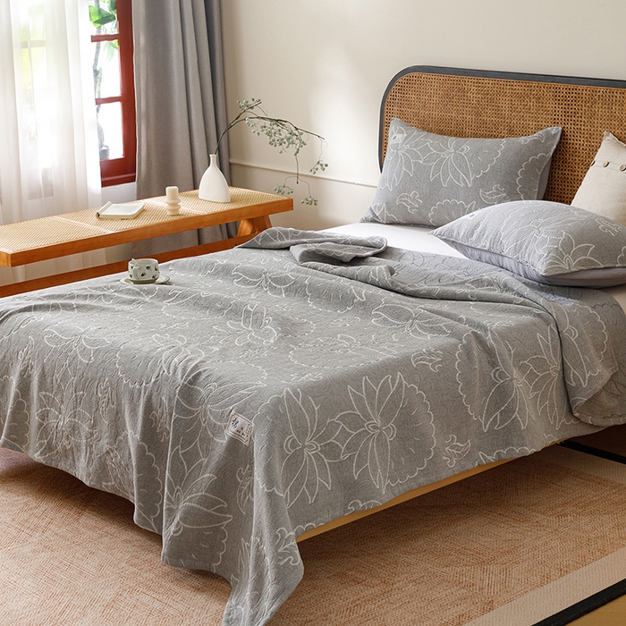 91家纺网 家纺一手货源 找家纺 悦然毛巾被 2026新款素色提花全棉三层纱盖毯毛巾被A类休闲毯 织漫时光灰