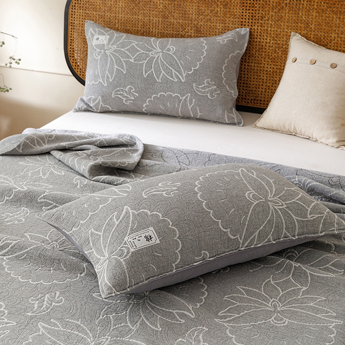 91家纺网 家纺一手货源 找家纺 悦然毛巾被 2026新款素色提花全棉三层纱盖毯毛巾被A类休闲毯 织漫时光灰