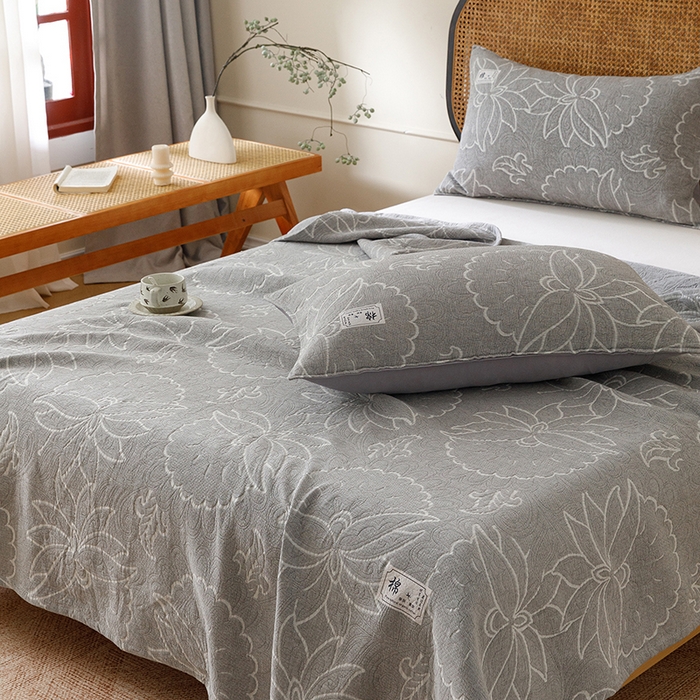 91家纺网 家纺一手货源 找家纺 悦然毛巾被 2026新款素色提花全棉三层纱盖毯毛巾被A类休闲毯 织漫时光灰