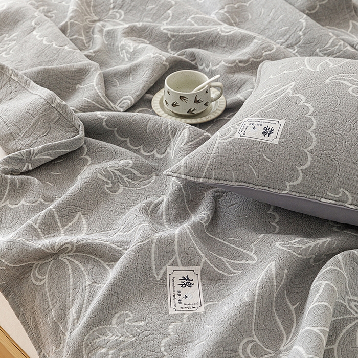 91家纺网 家纺一手货源 找家纺 悦然毛巾被 2026新款素色提花全棉三层纱盖毯毛巾被A类休闲毯 织漫时光灰