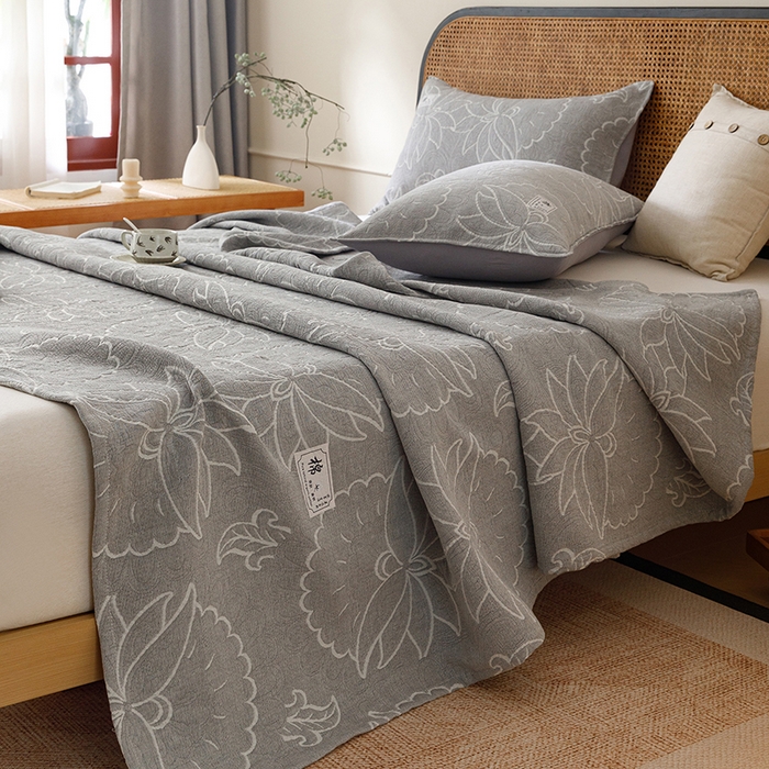 91家纺网 家纺一手货源 找家纺 悦然毛巾被 2026新款素色提花全棉三层纱盖毯毛巾被A类休闲毯 织漫时光灰