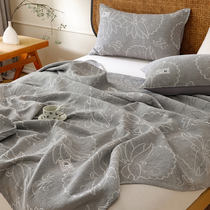 91家纺网 家纺一手货源 找家纺 悦然毛巾被 2026新款素色提花全棉三层纱盖毯毛巾被A类休闲毯 织漫时光灰