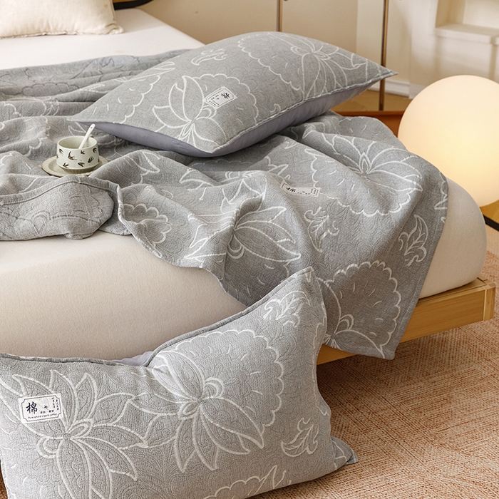 91家纺网 家纺一手货源 找家纺 悦然毛巾被 2026新款素色提花全棉三层纱盖毯毛巾被A类休闲毯 织漫时光灰