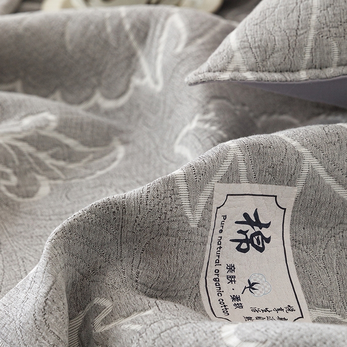 91家纺网 家纺一手货源 找家纺 悦然毛巾被 2026新款素色提花全棉三层纱盖毯毛巾被A类休闲毯 织漫时光灰