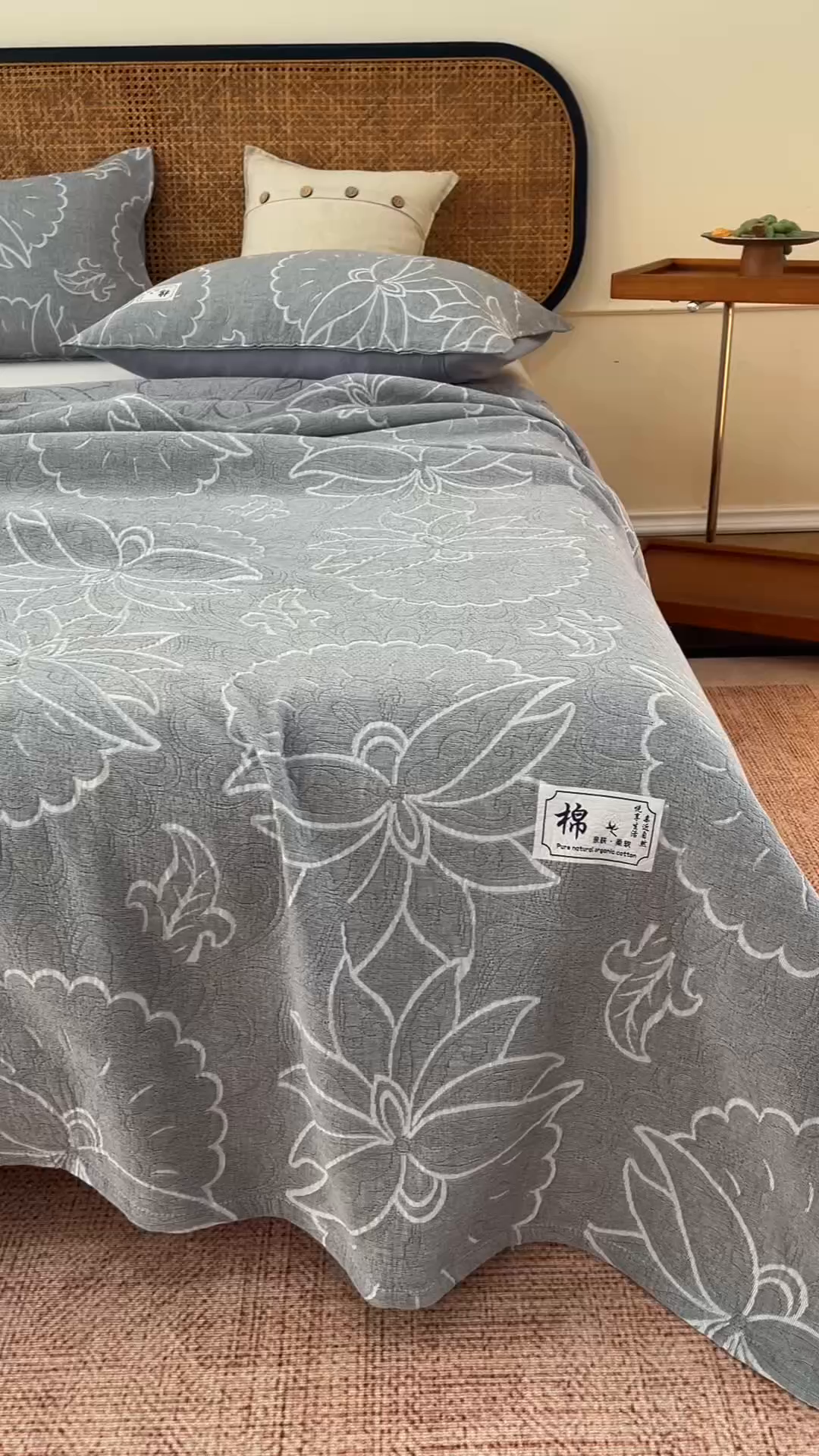 91家纺网 家纺一手货源 找家纺 悦然毛巾被 2026新款素色提花全棉三层纱盖毯毛巾被A类休闲毯 织漫时光灰