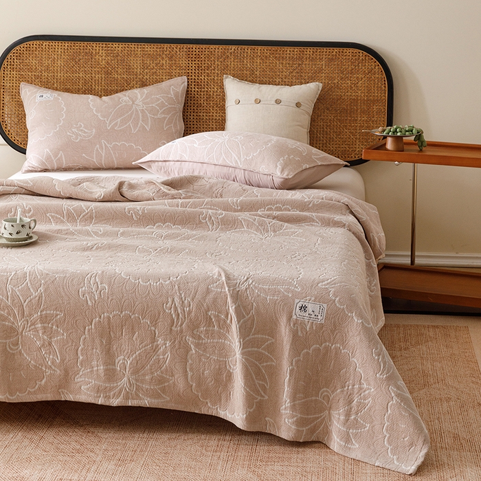 91家纺网 家纺一手货源 找家纺 悦然毛巾被 2026新款素色提花全棉三层纱盖毯毛巾被A类休闲毯 织漫时光咖