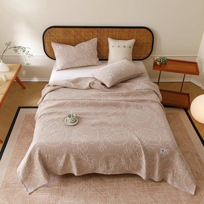 91家纺网 家纺一手货源 找家纺 悦然毛巾被 2026新款素色提花全棉三层纱盖毯毛巾被A类休闲毯 织漫时光咖