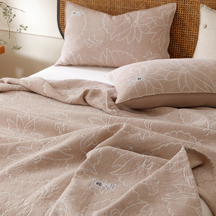 91家纺网 家纺一手货源 找家纺 悦然毛巾被 2026新款素色提花全棉三层纱盖毯毛巾被A类休闲毯 织漫时光咖