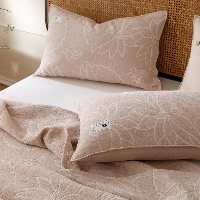 91家纺网 家纺一手货源 找家纺 悦然毛巾被 2026新款素色提花全棉三层纱盖毯毛巾被A类休闲毯 织漫时光咖