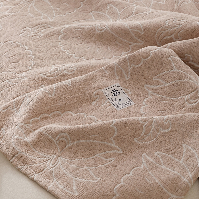 91家纺网 家纺一手货源 找家纺 悦然毛巾被 2026新款素色提花全棉三层纱盖毯毛巾被A类休闲毯 织漫时光咖