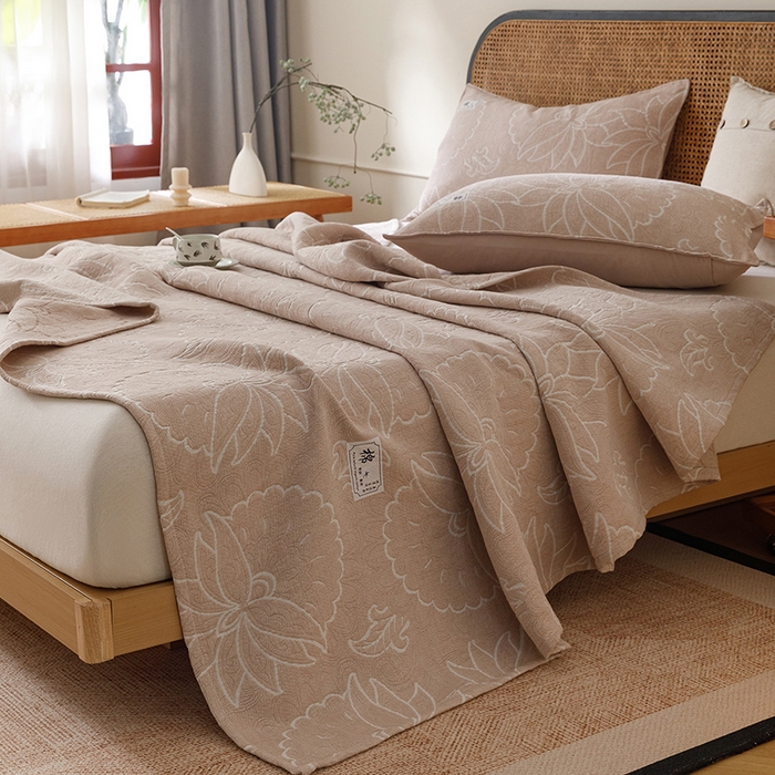 91家纺网 家纺一手货源 找家纺 悦然毛巾被 2026新款素色提花全棉三层纱盖毯毛巾被A类休闲毯 织漫时光咖