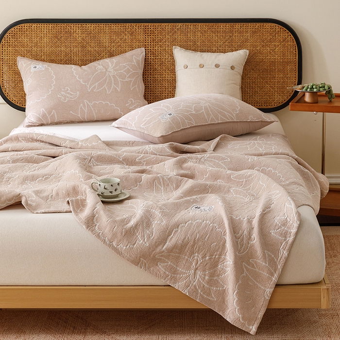 91家纺网 家纺一手货源 找家纺 悦然毛巾被 2026新款素色提花全棉三层纱盖毯毛巾被A类休闲毯 织漫时光咖