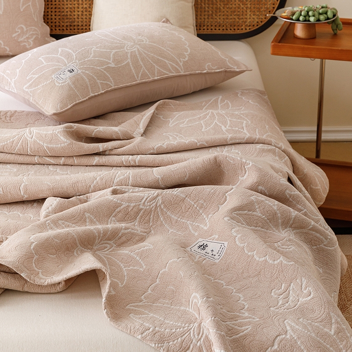 91家纺网 家纺一手货源 找家纺 悦然毛巾被 2026新款素色提花全棉三层纱盖毯毛巾被A类休闲毯 织漫时光咖