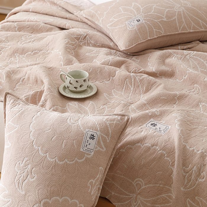 91家纺网 家纺一手货源 找家纺 悦然毛巾被 2026新款素色提花全棉三层纱盖毯毛巾被A类休闲毯 织漫时光咖