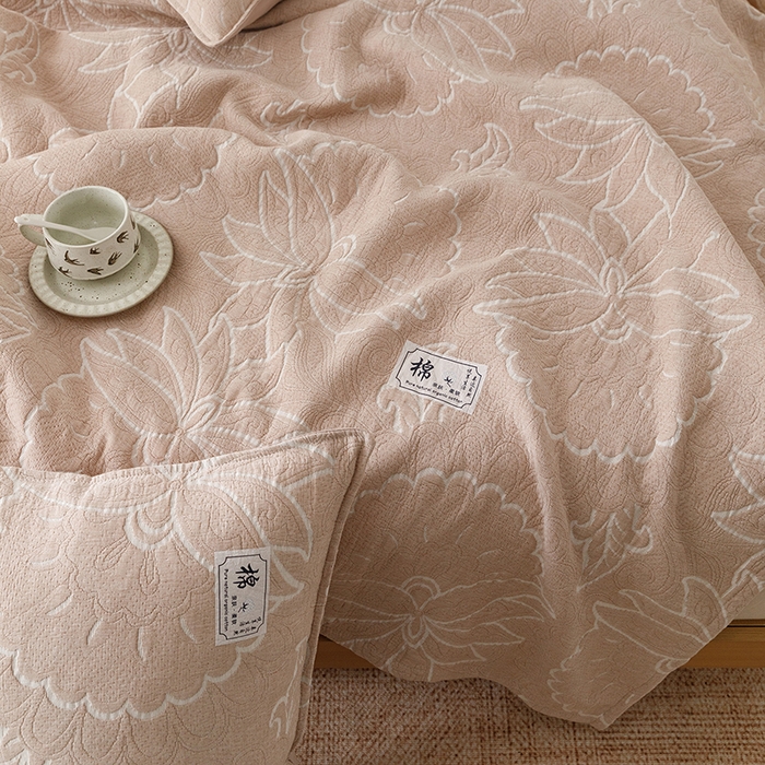 91家纺网 家纺一手货源 找家纺 悦然毛巾被 2026新款素色提花全棉三层纱盖毯毛巾被A类休闲毯 织漫时光咖