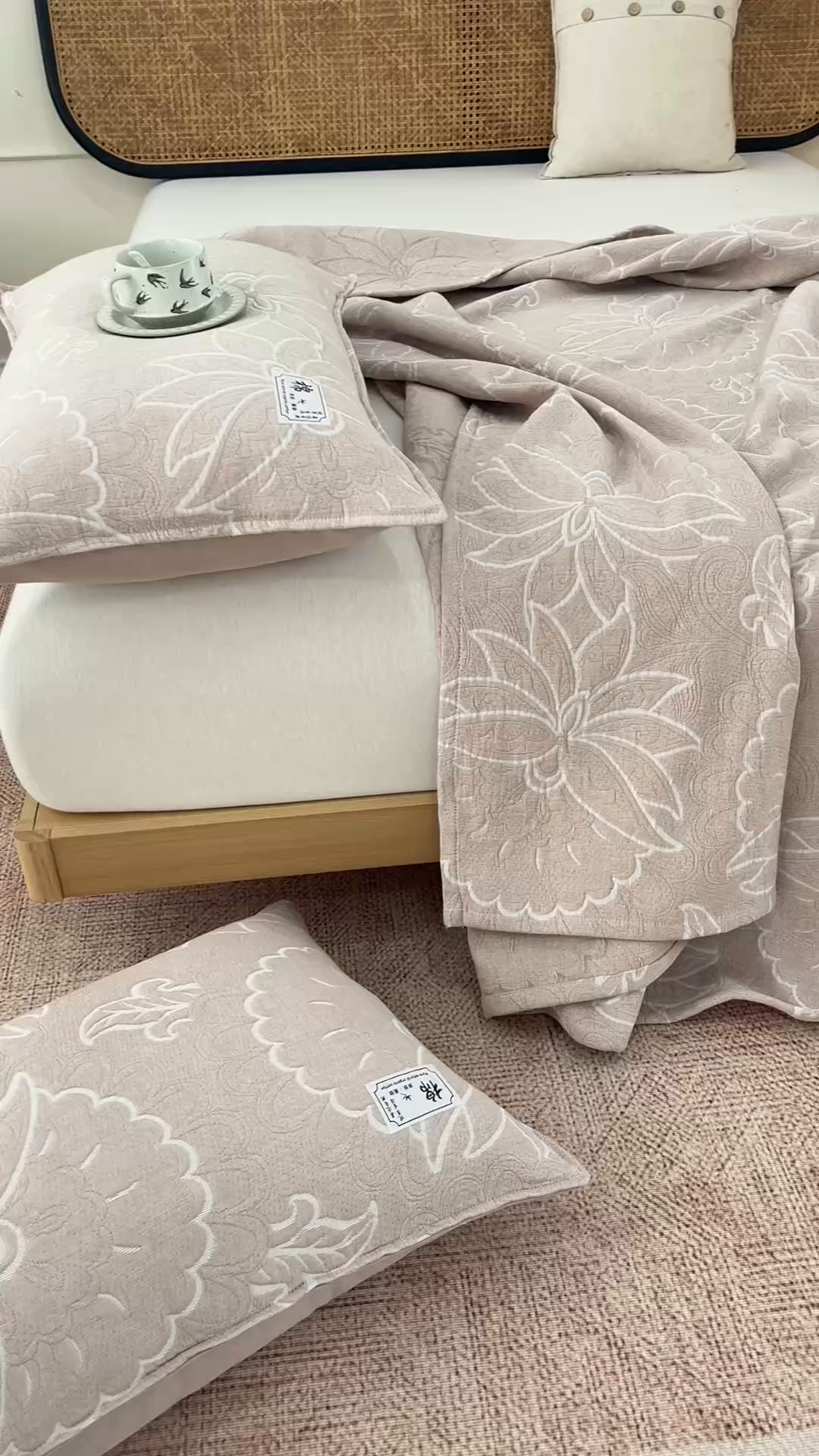 91家纺网 家纺一手货源 找家纺 悦然毛巾被 2026新款素色提花全棉三层纱盖毯毛巾被A类休闲毯 织漫时光咖