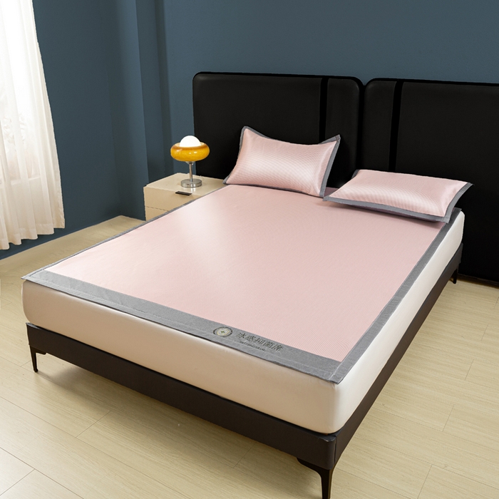 91家纺网 家纺一手货源 找家纺 乐窝家纺仓储 2026新款A类抗菌碳光冰丝席冰藤席床笠款加厚三明治复合凉席三件套学生宿舍两件套 浅粉-床席款