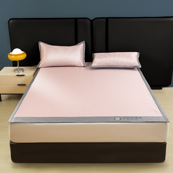 91家纺网 家纺一手货源 找家纺 乐窝家纺仓储 2026新款A类抗菌碳光冰丝席冰藤席床笠款加厚三明治复合凉席三件套学生宿舍两件套 浅粉-床席款