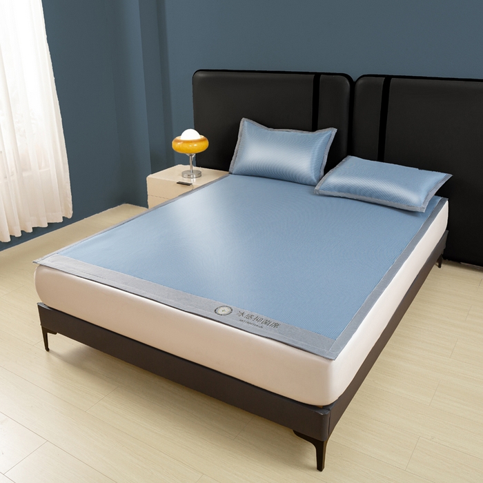 91家纺网 家纺一手货源 找家纺 乐窝家纺仓储 2026新款A类抗菌碳光冰丝席冰藤席床笠款加厚三明治复合凉席三件套学生宿舍两件套 天蓝-床席款