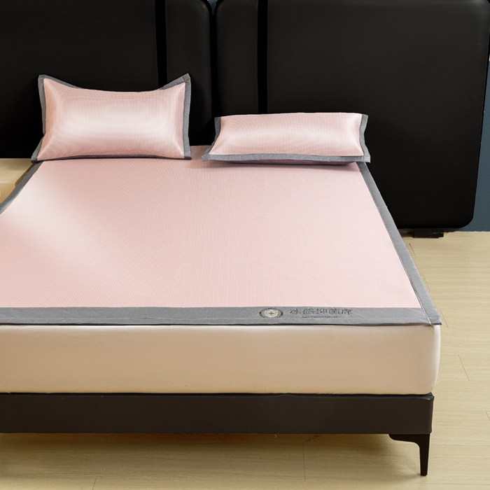 91家纺网 家纺一手货源 找家纺 乐窝家纺仓储 2026新款A类抗菌碳光冰丝席冰藤席床笠款加厚三明治复合凉席三件套学生宿舍两件套 浅粉-床席款