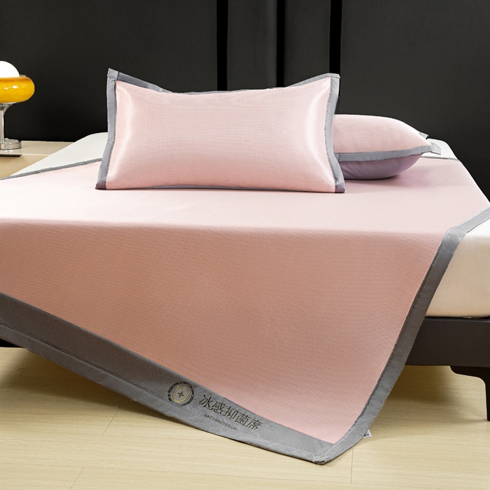 91家纺网 家纺一手货源 找家纺 乐窝家纺仓储 2026新款A类抗菌碳光冰丝席冰藤席床笠款加厚三明治复合凉席三件套学生宿舍两件套 浅粉-床席款